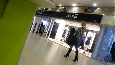 Cool chick anns a’ mhòr-bhùth.