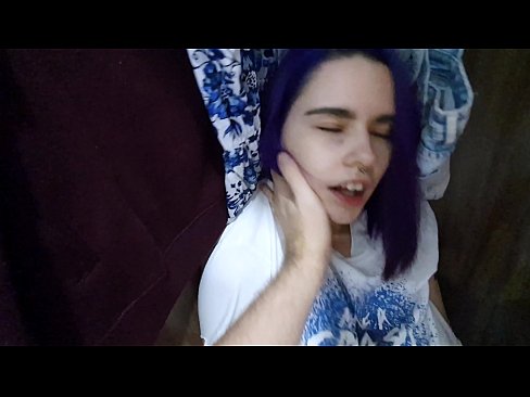 ❤️ Lorg mi mo sis anns a’ chlòsaid agus chuidich i cum Porno  leinn  ❌️❤
