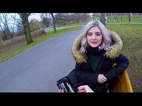 ❤️ Swallows hot cum coigreach airson airgead - blowjob anns a 'phàirc le Eva Elfie Porno  leinn  ❌️❤